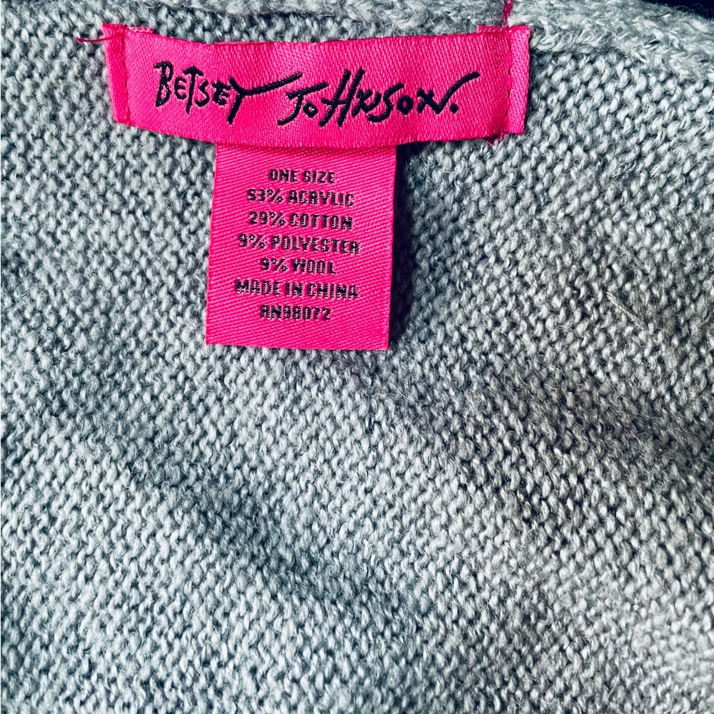 “Betsey Johnson” Gray Knit Beanie Hat.  EUC - Picture 6 of 7